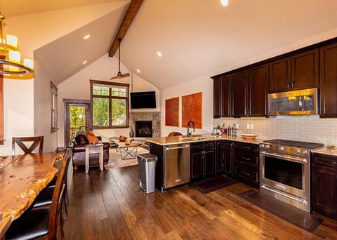 Townhome, 3 Bedrooms | Private kitchen | Microwave, oven, stovetop, dishwasher