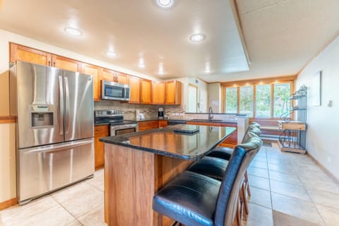 Condo, 2 Bedrooms | Private kitchen | Oven