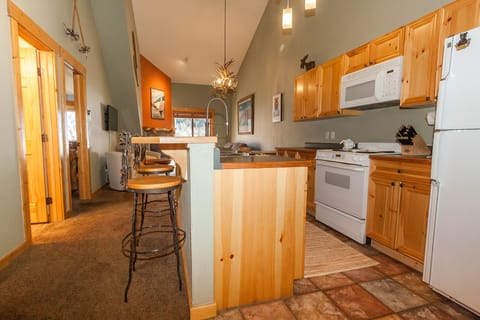 Condo, 2 Bedrooms | Private kitchen | Oven