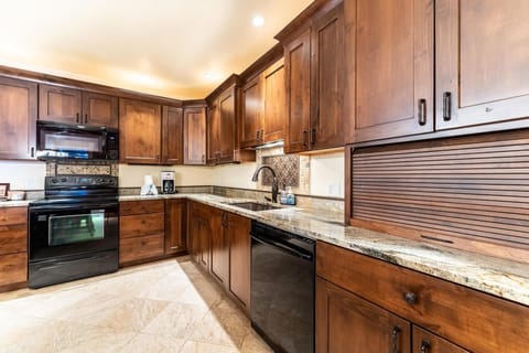 Condo, 2 Bedrooms | Private kitchen | Oven