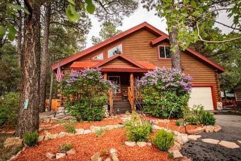 River Rock Cabin is nestled in the trees with a lovely mountain feel & quiet neighborhood. 5 miles to our picturesque downtown scene and Hot Springs!