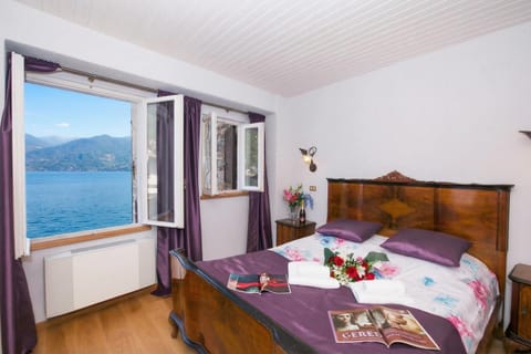 Family Townhome, 3 Bedrooms, 2 Bathrooms, Lakeside (Nobiallo Fantastico) | 3 bedrooms, iron/ironing board, internet (free), bed sheets