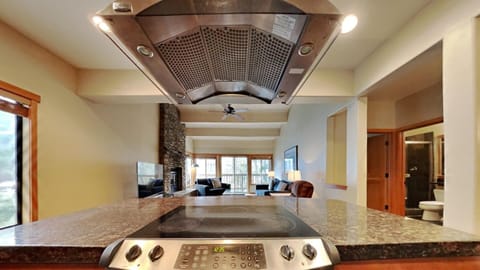 Condo, 4 Bedrooms | Private kitchen | Fridge, oven, coffee/tea maker, toaster