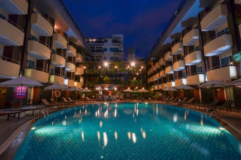 Outdoor pool, pool umbrellas, sun loungers