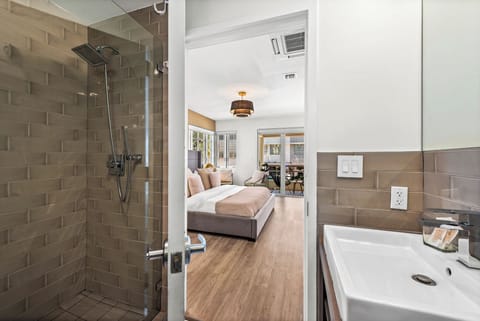 Deluxe King with Balcony | Bathroom | Shower, hair dryer, towels, soap