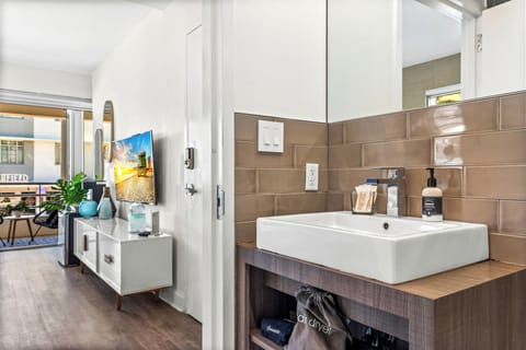 Deluxe King with Balcony | Bathroom | Shower, hair dryer, towels, soap