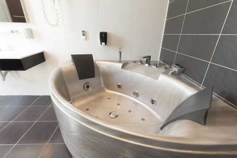 Junior Suite | Bathroom | Shower, hair dryer, slippers, towels