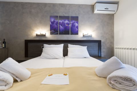 Family Room | Minibar, desk, blackout drapes, soundproofing