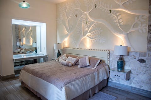 Room, Jetted Tub (VIP 3 Master) | Individually decorated, individually furnished, laptop workspace