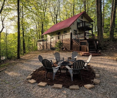 Renovated peaceful mountain cabin! Serenity, privacy and relaxation await .