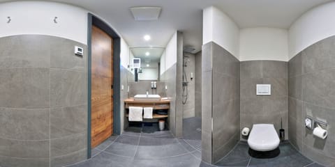 Shower, rainfall showerhead, free toiletries, hair dryer