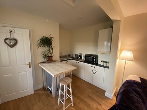 Cottage | Private kitchen | Fridge, oven, stovetop, electric kettle