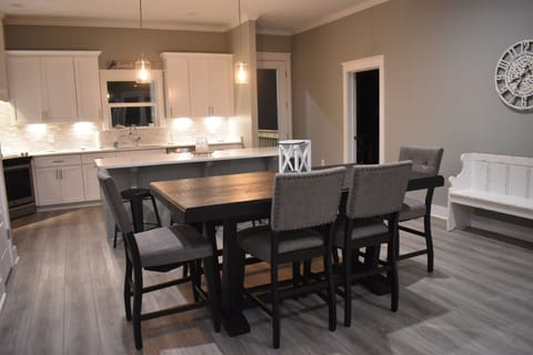 Open floor plan between kitchen and dining area. 