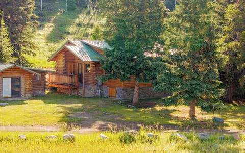 Welcome to Rustic Mountain Cabin! A perfect mountain getaway for adventures in Yellowstone, the Absorka-Beartooth Wilderness and beyond
