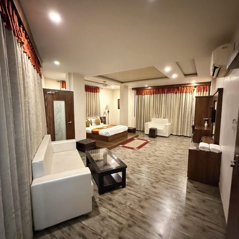 VIP Suite Room | Bathroom | Shower, free toiletries, towels