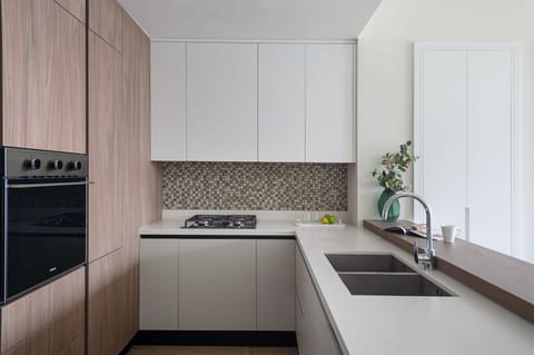 Executive Studio, Balcony | Private kitchen | Fridge, microwave, oven, stovetop