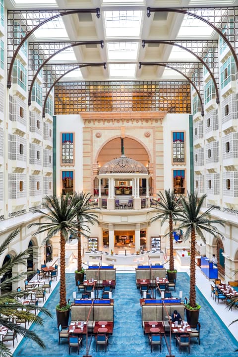 5 restaurants; breakfast, lunch, and dinner served