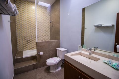 Shower, rainfall showerhead, free toiletries, towels