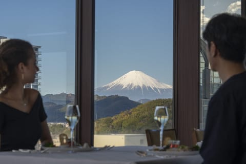 5 restaurants; breakfast, lunch, and dinner served