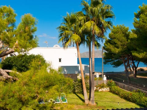 Views of the garden and the sea from the house