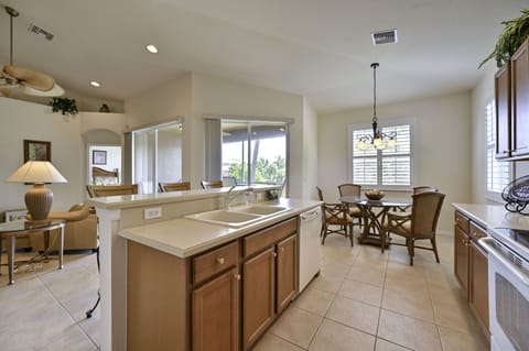 SWM3222 - Fully equipped gourmet kitchen with breakfast bar and dining.
