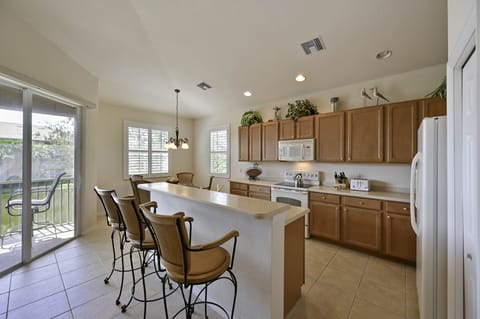 SWM3222 - Fully equipped gourmet kitchen with breakfast bar and dining.