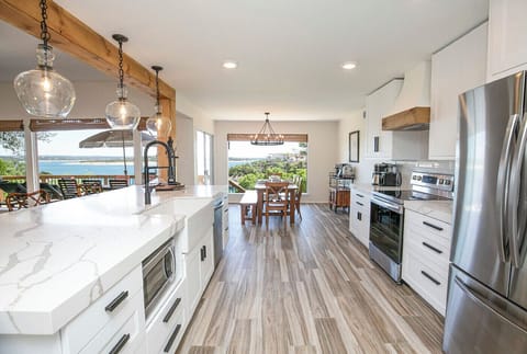 Newly renovated kitchen w/ stainless steel appliances & large 10ft Chefs island