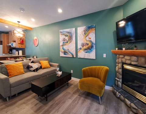 Living room w pull out sofa