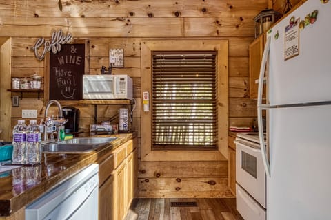 Douglas Lake Cabin - Baby Bear Cabin - Fully furnished kitchen