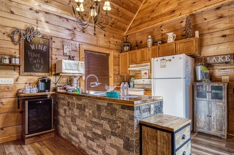 Pigeon Forge Cabin - Baby Bear Cabin - Fully furnished kitchen with wine fridge