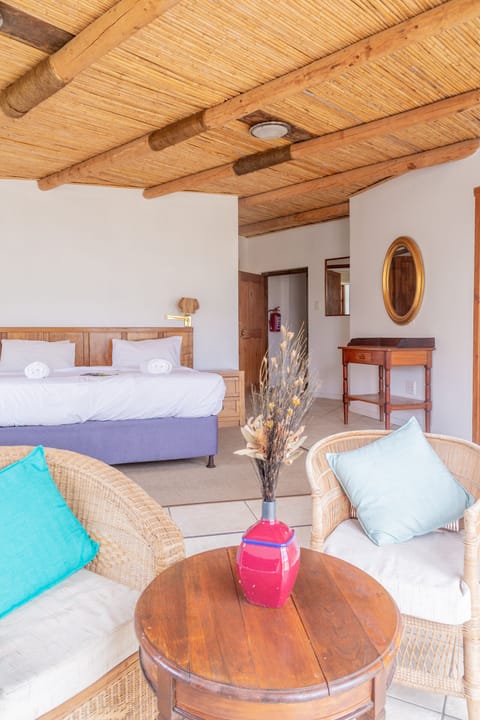 Standard Double or Twin Room, Mountain View | Living area