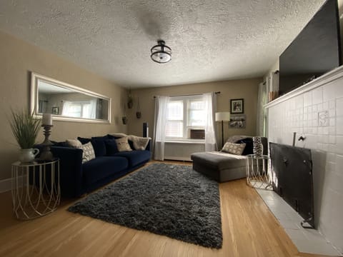 Cozy living room with wood burning fireplace, Smart TV-Netflix 