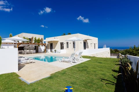 Thatched with white washed walls,  sprinkled with magic & stunning Ocean Views. 