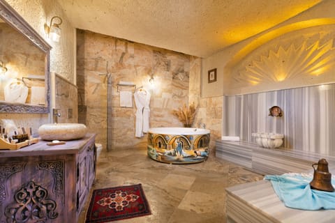 Deluxe Cave Suite | Bathroom | Designer toiletries, hair dryer, slippers, heated floors