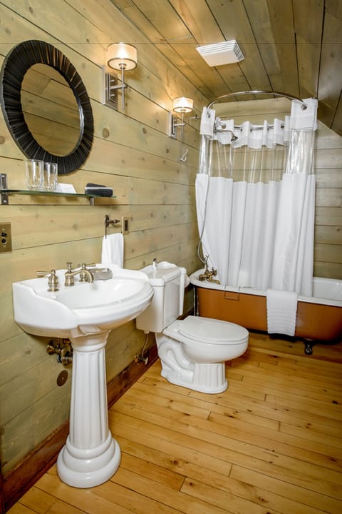 Free toiletries, hair dryer, bathrobes, towels