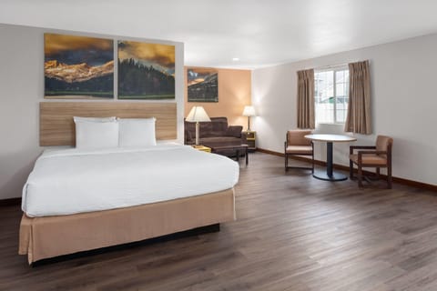 Studio Suite, 1 King Bed, Accessible, Non Smoking (Mobility) | Desk, soundproofing, iron/ironing board, free cribs/infant beds