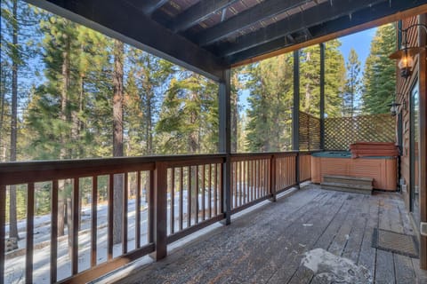 - Private deck with forest views perfect for relaxation
- Hot tub retreat after skiing or hiking adventures
- Cozy mountain cabin stay with peaceful atmosphere