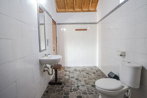 Deluxe Double Room | Bathroom | Shower, towels