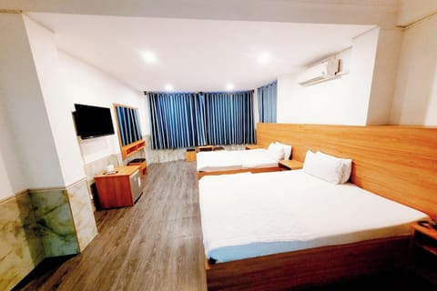 Family Room | Laptop workspace, free WiFi, bed sheets