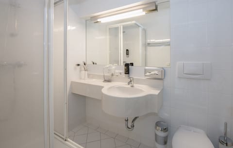 Standard Single Room | Bathroom | Free toiletries, hair dryer, towels