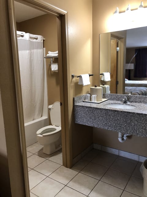 Standard Double Room, Non Smoking | Bathroom | Combined shower/tub, towels