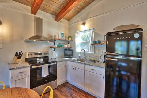 Modern full kitchen.