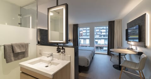 Innside Twin Room | Bathroom | Eco-friendly toiletries, hair dryer, towels
