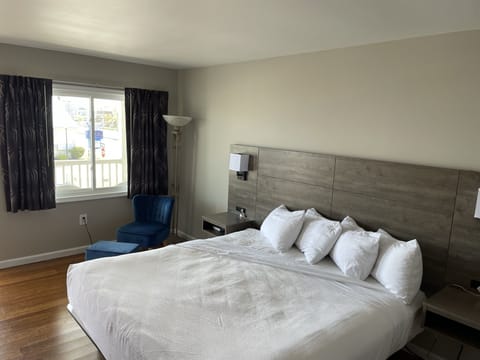 Deluxe Room, 1 King Bed | Premium bedding, blackout drapes, soundproofing, free WiFi