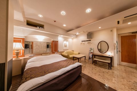 Premium bedding, minibar, desk, soundproofing
