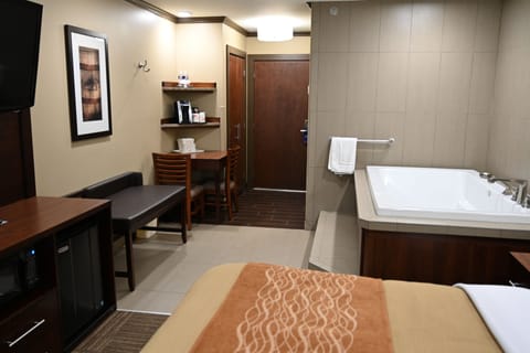 Deluxe Room King Bed Jacuzzi | Pillowtop beds, desk, laptop workspace, blackout drapes
