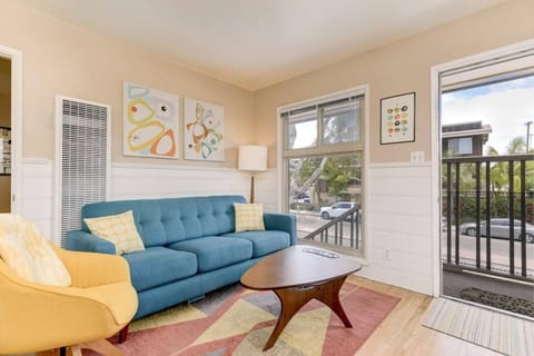 ✨Atomic Beach Pad✨with mid-century modern decor. You can view the ocean sitting in the chair, couch or dining area thru the front glass door. 