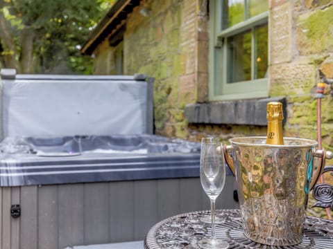 Hot tub | Pheasant Cottage - Moore Care Cottages, Buxton