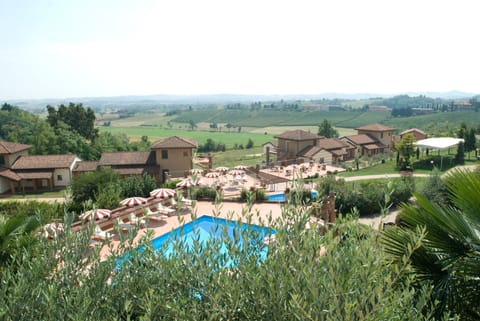 2 outdoor pools, sun loungers