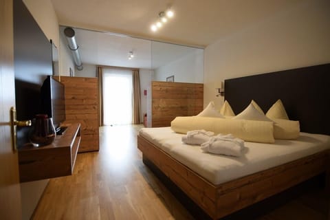 Family Double Room | Select Comfort beds, in-room safe, free WiFi, bed sheets